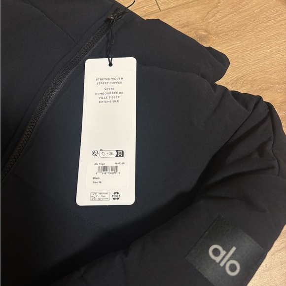 ALO Yoga Stretch Woven Street Puffer - Picture 4 of 5